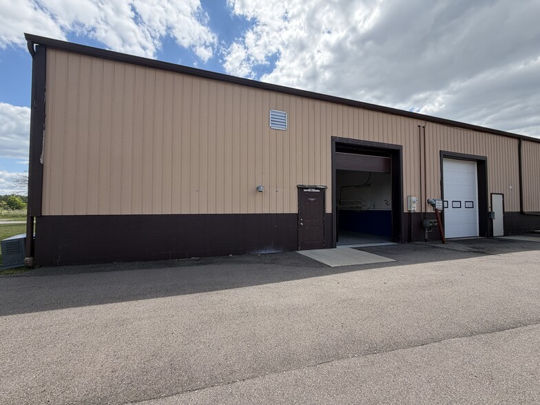 4660-4684 Freedom Dr, Ann Arbor, MI for lease - Building Photo - Image 3 of 4