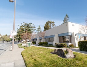 388 Oakmead Pky, Sunnyvale, CA à louer Photo du bâtiment- Image 2 de 12