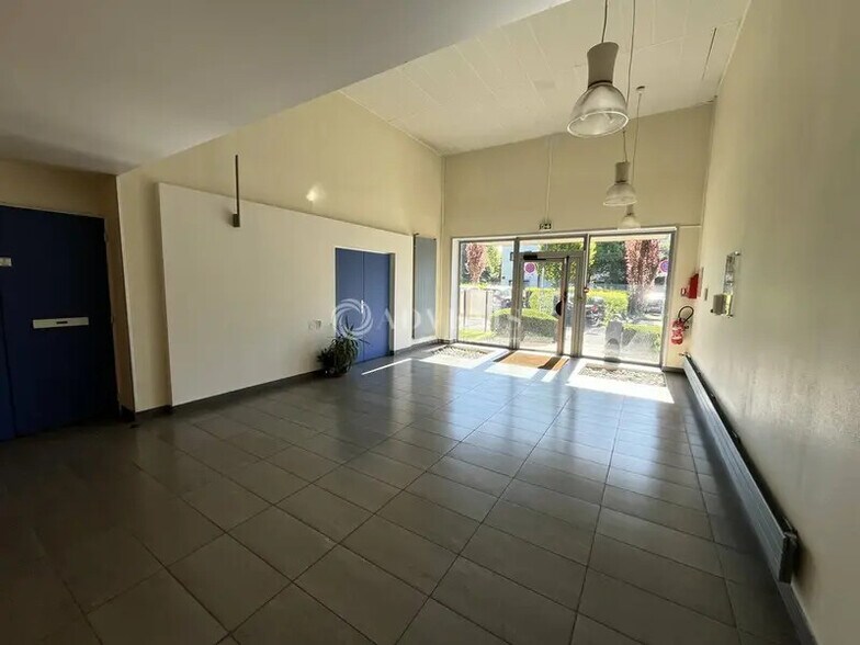 Office in Villepinte for sale - Lobby - Image 2 of 7