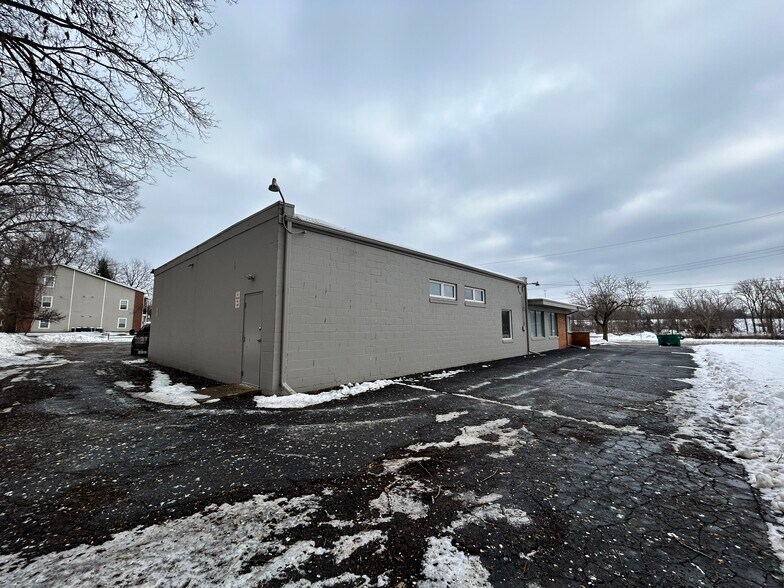 150 Riverside Dr, Battle Creek, MI à vendre - Photo du bâtiment - Image 3 de 13