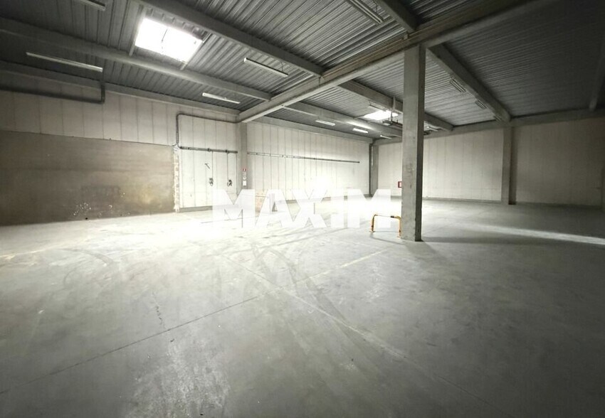 Flex in Dijon for lease - Interior Photo - Image 2 of 7