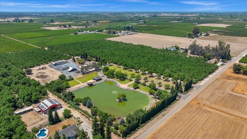 13715 E Nebraska Ave, Kingsburg, CA for sale - Primary Photo - Image 1 of 37