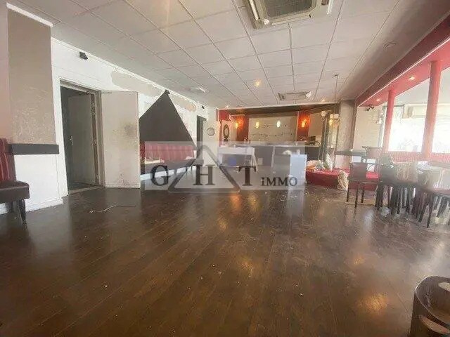 Retail in Créteil for sale Building Photo- Image 1 of 5