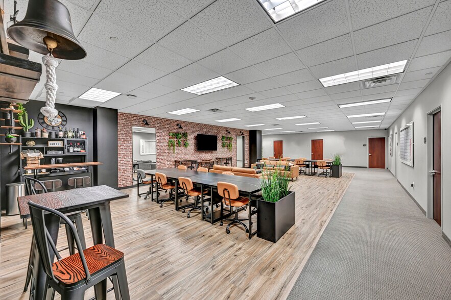 10100 W Charleston Blvd, Las Vegas, NV à louer - Photo du bâtiment - Image 3 de 10