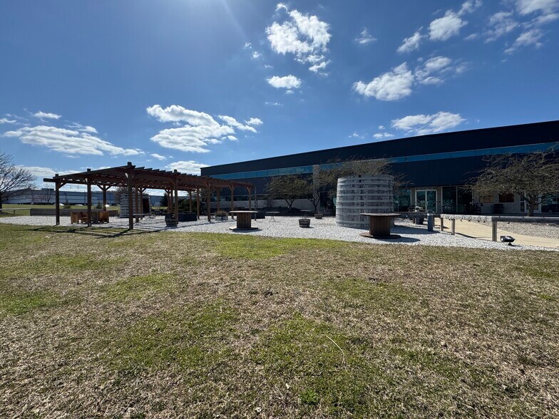 2319 Bishop Cir E, Dexter, MI à louer - Photo du bâtiment - Image 1 de 8