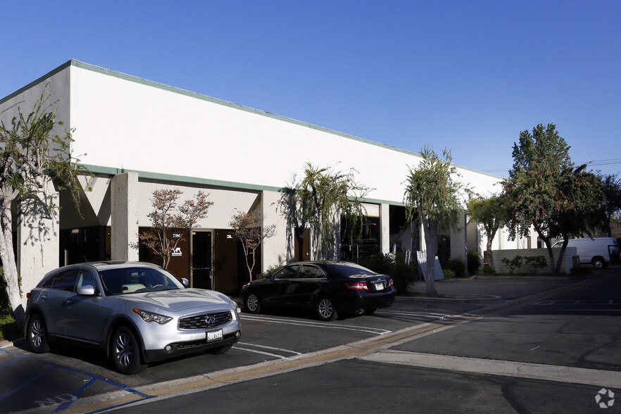 4685 Industrial St, Simi Valley, CA à louer - Photo du bâtiment - Image 3 de 5