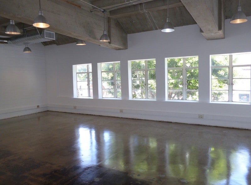 1063 Gayley Ave, Los Angeles, CA for lease - Interior Photo - Image 2 of 17