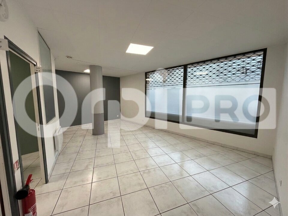 Retail in Montlhéry for sale Interior Photo- Image 1 of 7