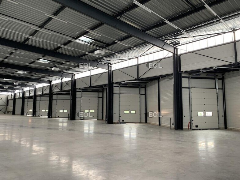 Industrial in Le Coudray-Montceaux for lease - Interior Photo - Image 3 of 6