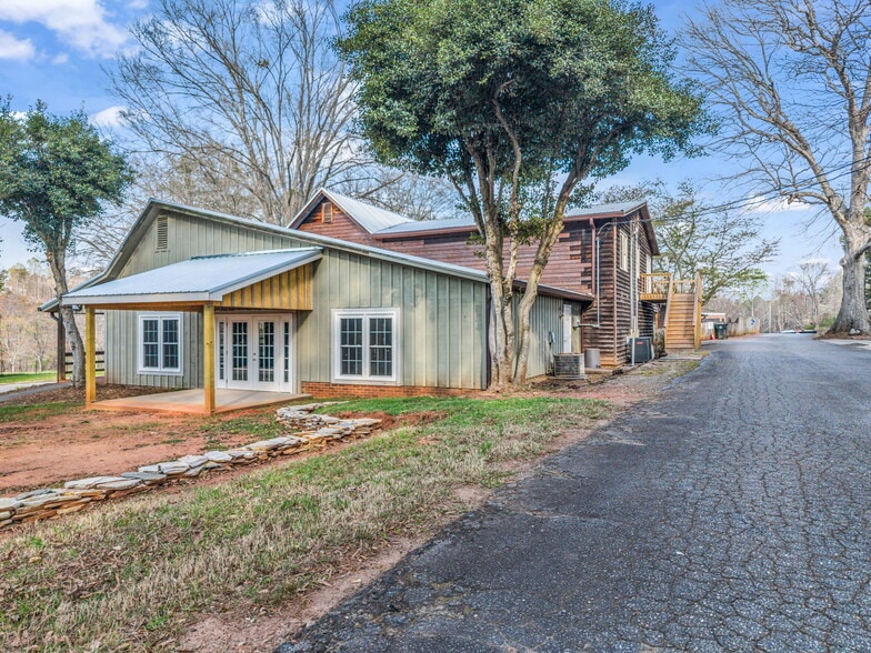 192 Fashion Cir, Rutherfordton, NC à vendre - Photo du bâtiment - Image 3 de 5