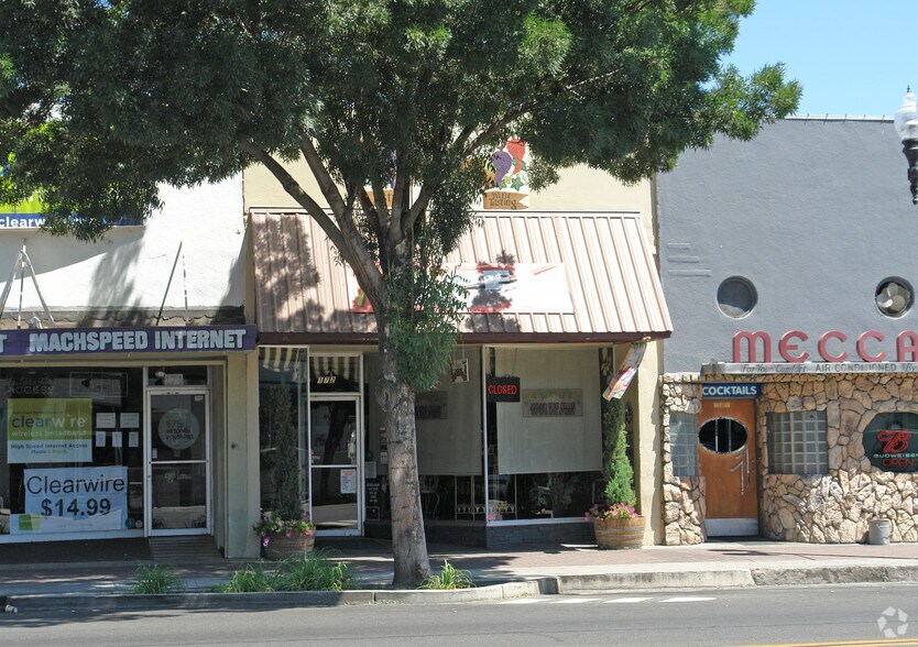 172 N Main St, Porterville, CA à louer - Photo du bâtiment - Image 2 de 9