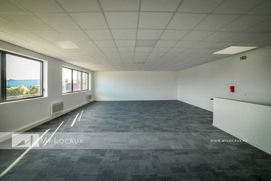 Flex in Cormeilles-en-Parisis for lease - Interior Photo - Image 3 of 10