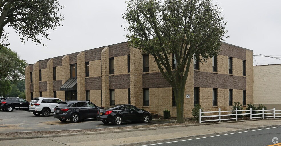 143 N Long Beach Rd, Rockville Centre, NY à louer - Photo du bâtiment - Image 2 de 12