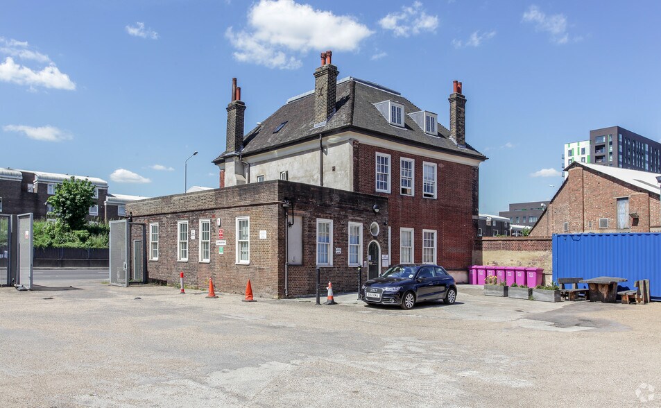 Leaside Business Centre portefeuille de 3 propriétés à vendre sur LoopNet.ca - Photo du bâtiment - Image 2 de 10