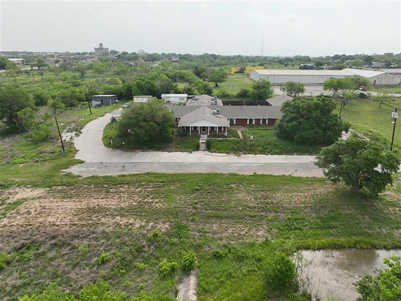 209 Country Club Dr, Karnes City, TX à louer - Photo du bâtiment - Image 3 de 13