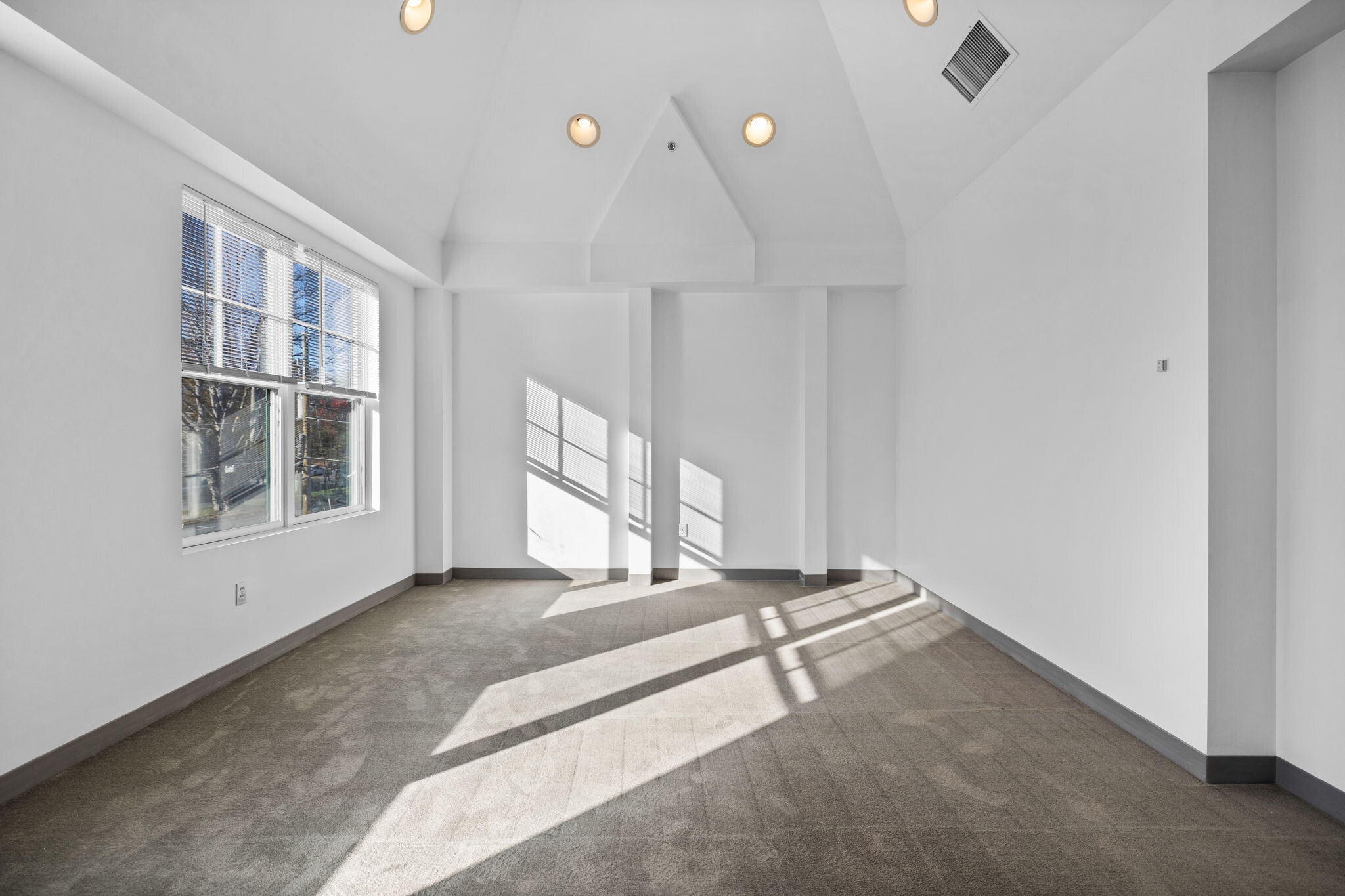 363-389 Boston Post Rd, Sudbury, MA for lease Interior Photo- Image 1 of 9