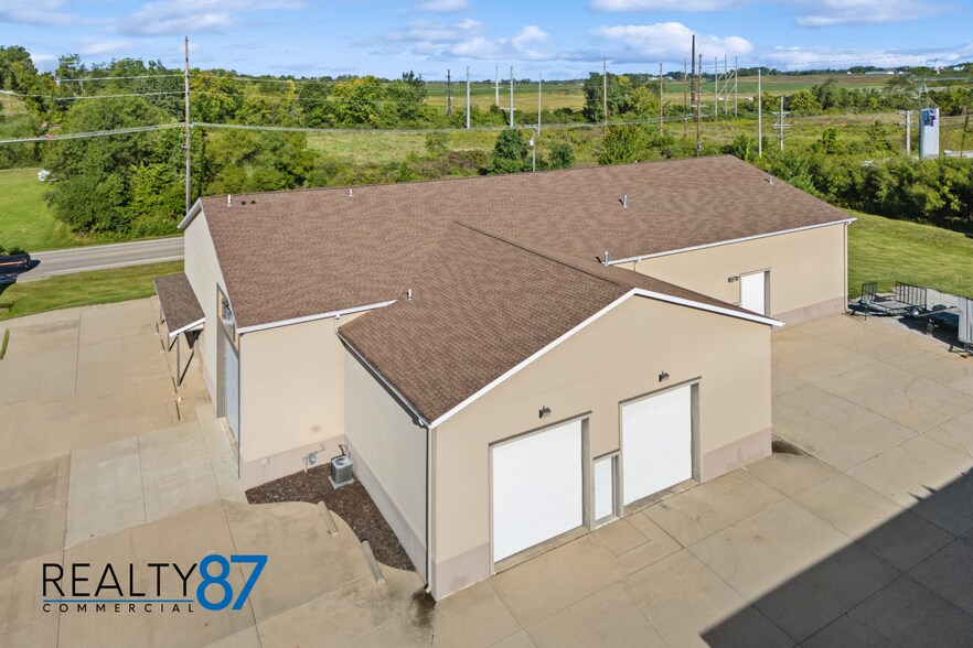 2700 Stonegate Ct, Hiawatha, IA à vendre - Photo du bâtiment - Image 2 de 50