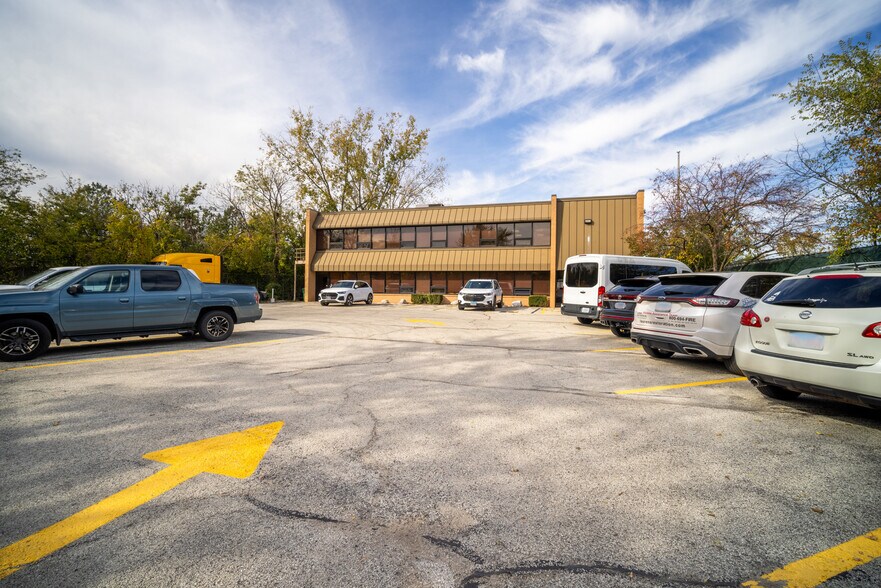 800 S Milwaukee Ave, Wheeling, IL à louer - Photo du bâtiment - Image 3 de 16