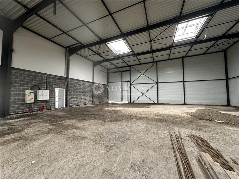 Flex in Tourcoing for lease - Interior Photo - Image 2 of 11