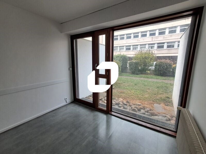 Office in Bordeaux for lease Interior Photo- Image 1 of 14