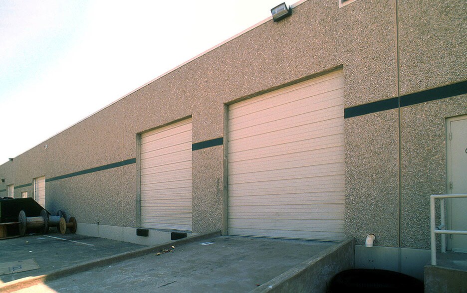 12901-12919 Valley Branch Ln, Farmers Branch, TX à louer - Photo du bâtiment - Image 2 de 3