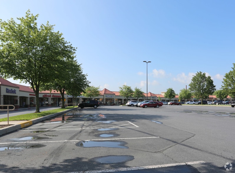 72-127 Outlet Sq, Hershey, PA for lease - Building Photo - Image 3 of 4