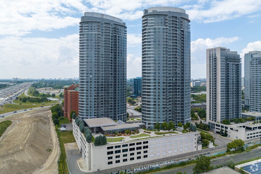 125 Village Green Sq, Toronto, ON à vendre - Photo du bâtiment - Image 2 de 7