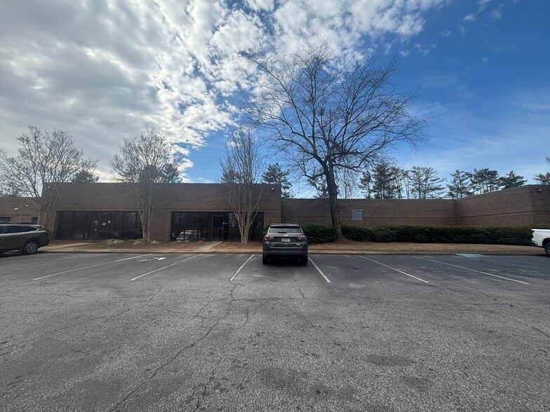 1040 Thousand Oaks Blvd, Greenville, SC for lease - Primary Photo - Image 1 of 8