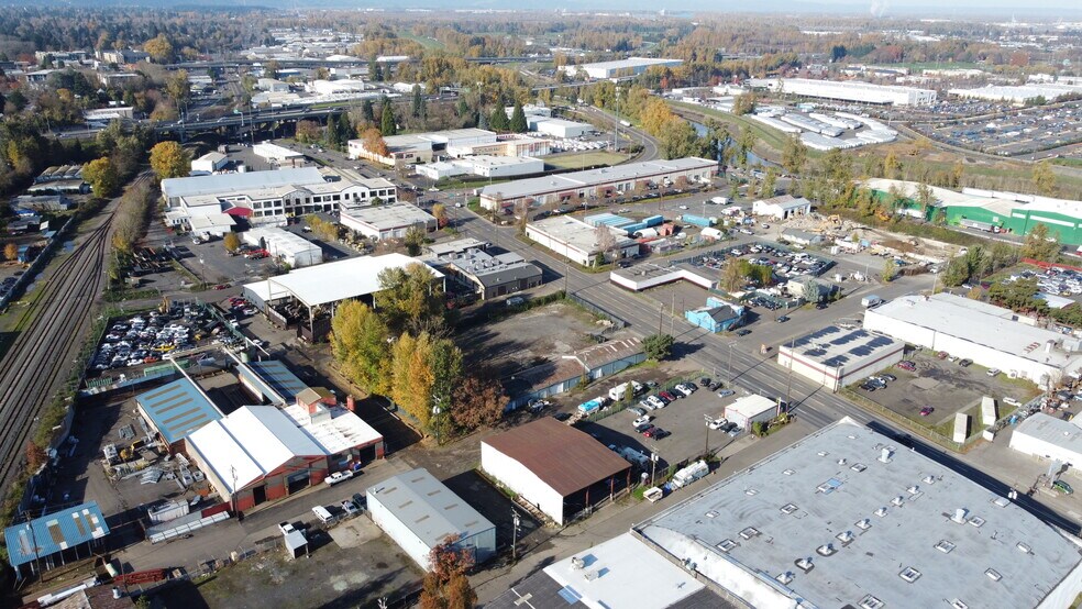 8255 Congress Ave, Portland, OR à louer - Photo du bâtiment - Image 2 de 2