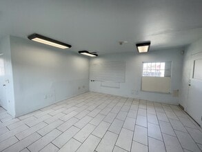 16899 Lakeshore Dr, Lake Elsinore, CA for lease Interior Photo- Image 1 of 6