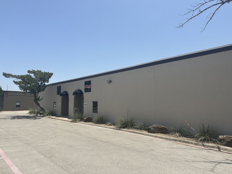 1509-1521 Central Park Dr, Hurst, TX for lease - Building Photo - Image 2 of 14