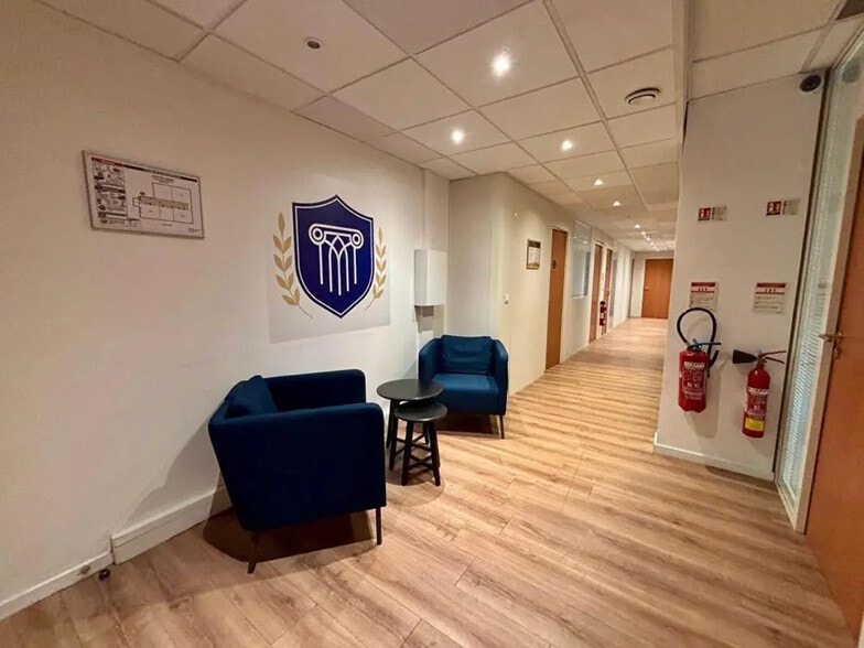 Office in Lyon for sale - Lobby - Image 1 of 6