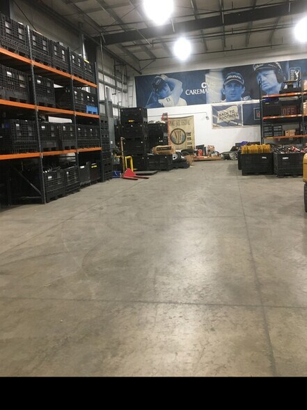 101 Circuit Dr, North Kingstown, RI à louer - Photo du bâtiment - Image 2 de 12