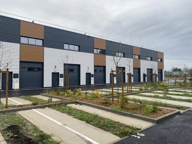 Bureau dans Gradignan à louer - Photo du bâtiment - Image 2 de 16