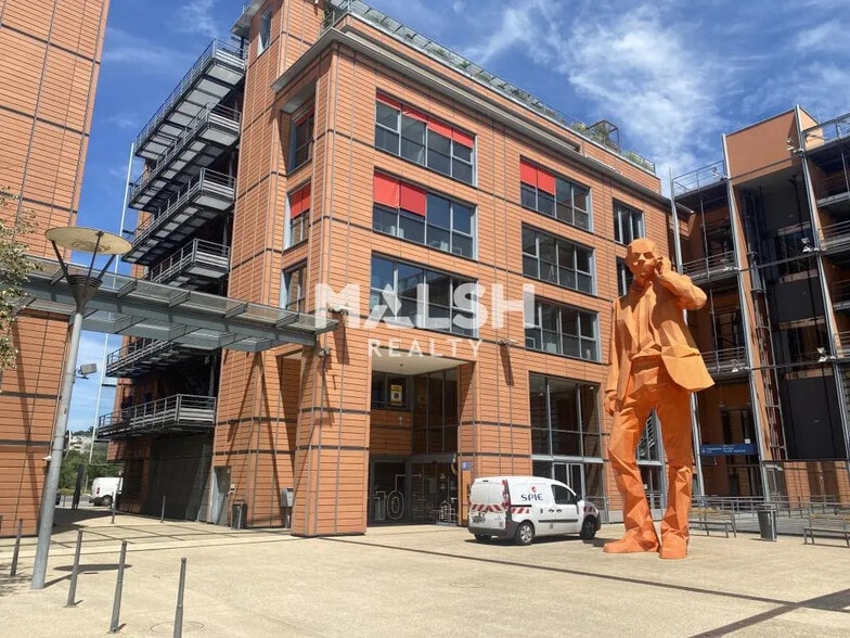 Office in Lyon for lease - Building Photo - Image 1 of 7