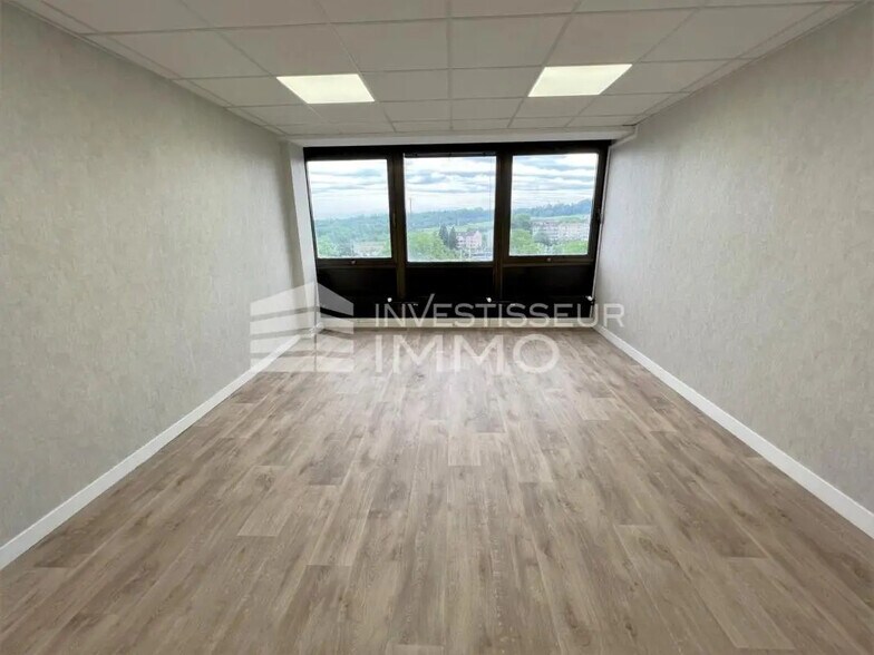 Office in Valenton for lease - Building Photo - Image 2 of 3