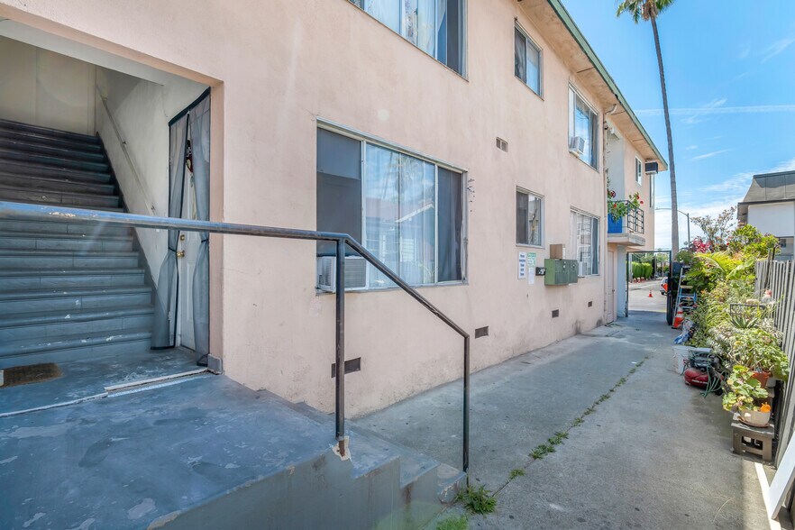 132 N Normandie Ave, Los Angeles, CA à vendre - Photo du bâtiment - Image 3 de 14