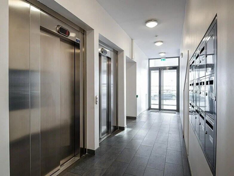 Office in Marseille for lease - Building Photo - Image 2 of 15