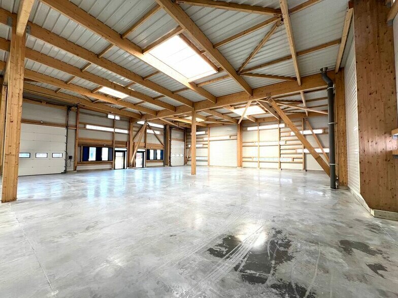 Flex in Le Havre for lease - Building Photo - Image 2 of 5