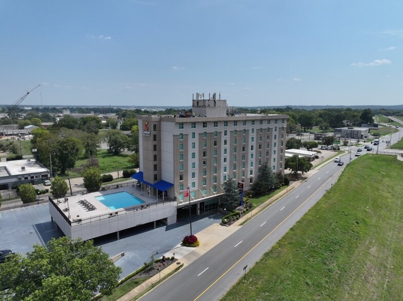 707 Interstate 30, Little Rock, AR à vendre - Photo du bâtiment - Image 1 de 53