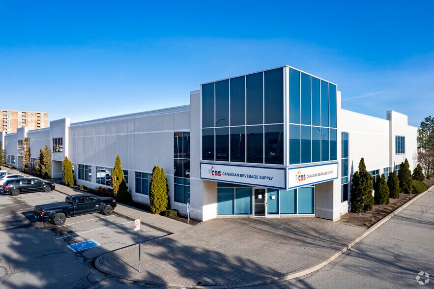3350 Ridgeway Dr, Mississauga, ON à louer - Photo du bâtiment - Image 2 de 6