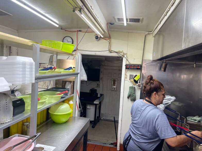 1001 S McDonald St and 408 Jefferson St portfolio of 2 properties for sale on LoopNet.ca - Building Photo - Image 3 of 19