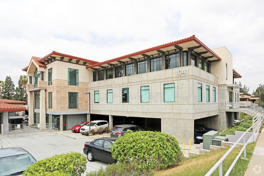 1041 E Yorba Linda Blvd, Placentia, CA à louer - Photo du bâtiment - Image 3 de 9