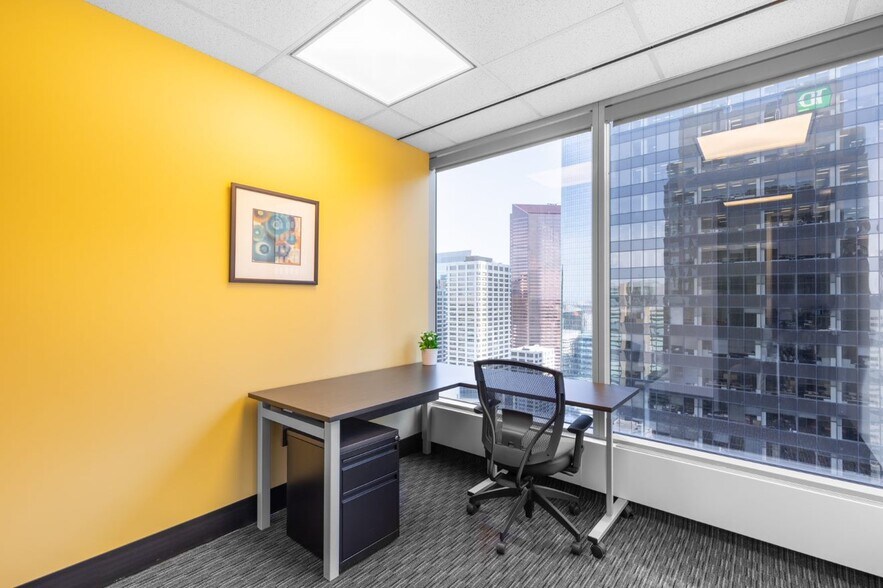 600 Crowfoot Cres NW, Calgary, AB à louer - Photo intérieure - Image 3 de 8