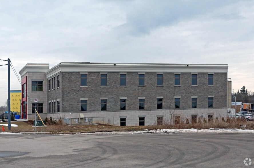 28 Bett Ct, Guelph, ON à louer - Photo du bâtiment - Image 3 de 4