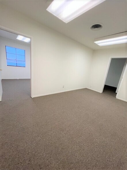6210 Wilshire Blvd, Los Angeles, CA à louer - Photo du bâtiment - Image 3 de 7