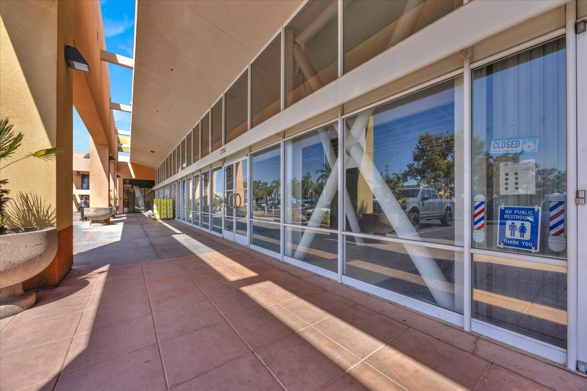 3730-3780 N Blackstone Ave, Fresno, CA à louer Photo intérieure- Image 1 de 6