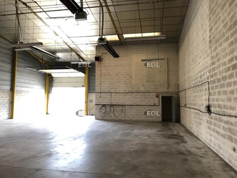 Flex in Chassieu for lease - Interior Photo - Image 2 of 6