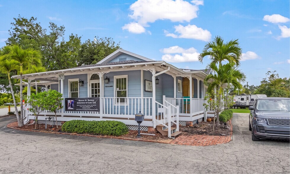 1920 Victoria Ave, Fort Myers, FL à vendre - Photo du bâtiment - Image 2 de 7
