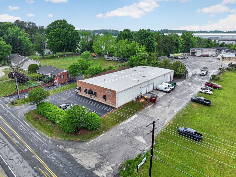 2451 W Clemmonsville Rd, Winston-Salem, NC à louer - Photo du bâtiment - Image 2 de 7